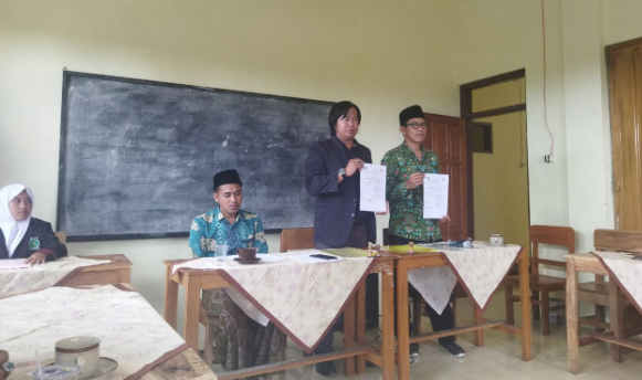 Pendidik Berprestasi: Dosen dan Guru MA Roudlotul Ulum Pagak Melaksanakan Kegiatan Penelitian