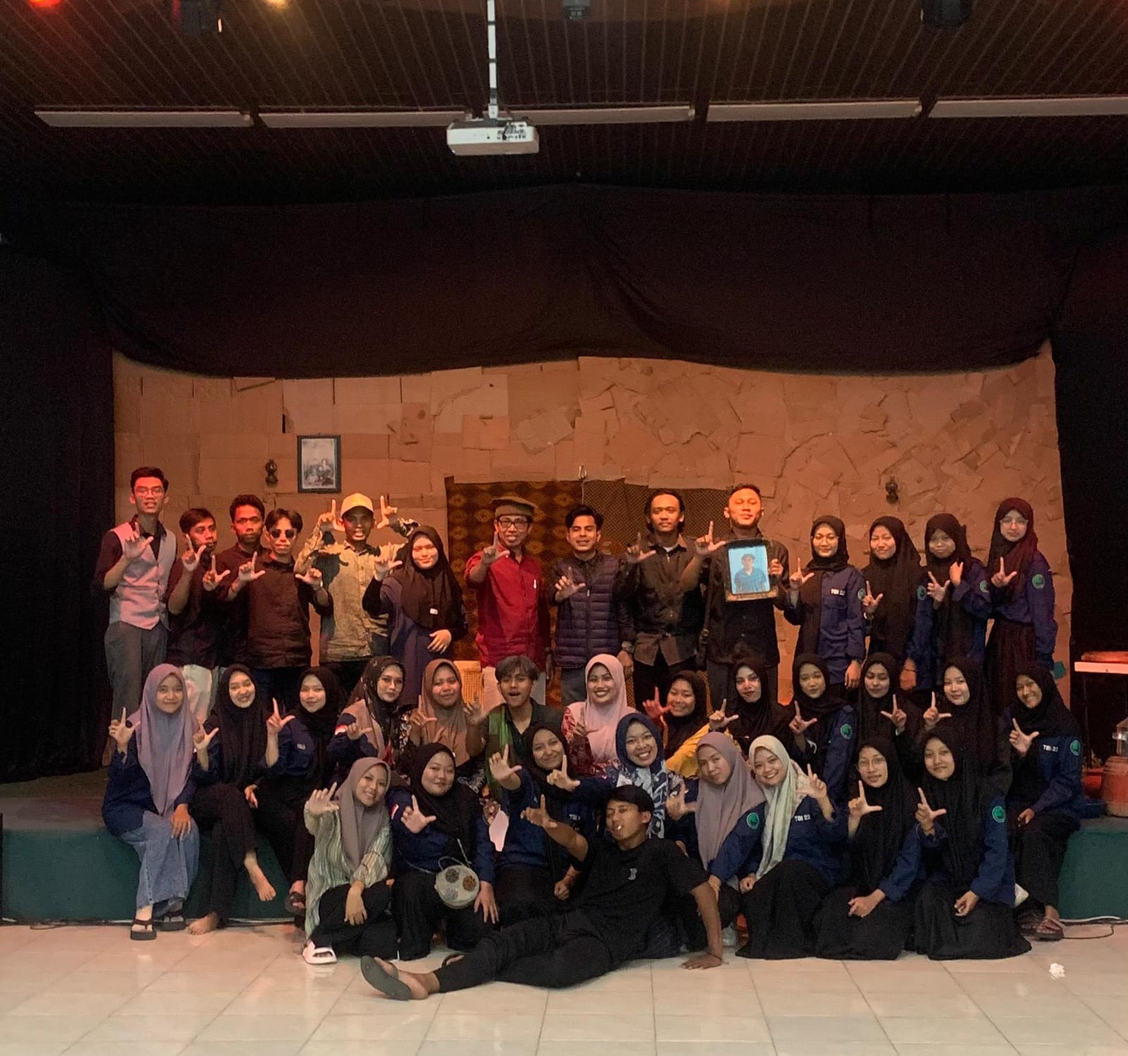 Universitas Alqolam Digemparkan Teater “Orang Asing” dari Mahasiswa Tadris Bahasa Indonesia