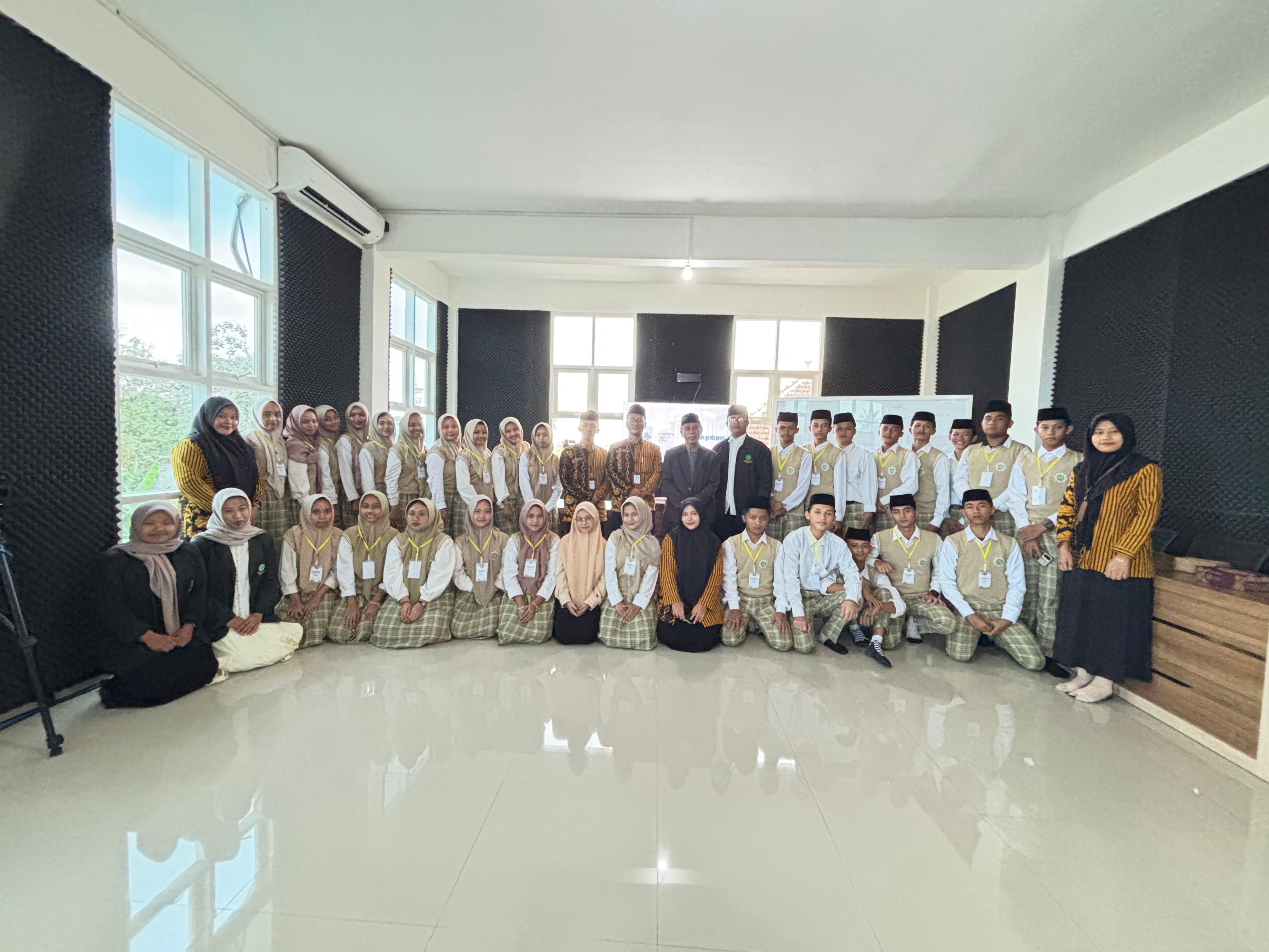 Siswa SMA Queen Bumi Al Falah Banyumas Kunjungi Kampus UQM Malang dalam Program Study Tour